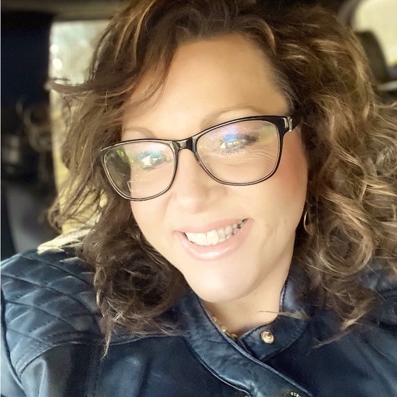 Meet your Posher, Stephanie - Picture 1 of 1